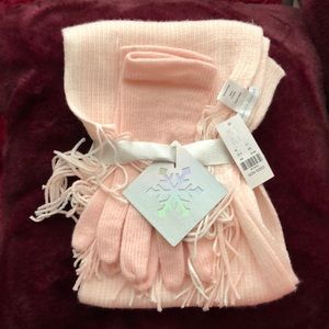 New York & Company pretty pink scarf & gloves set